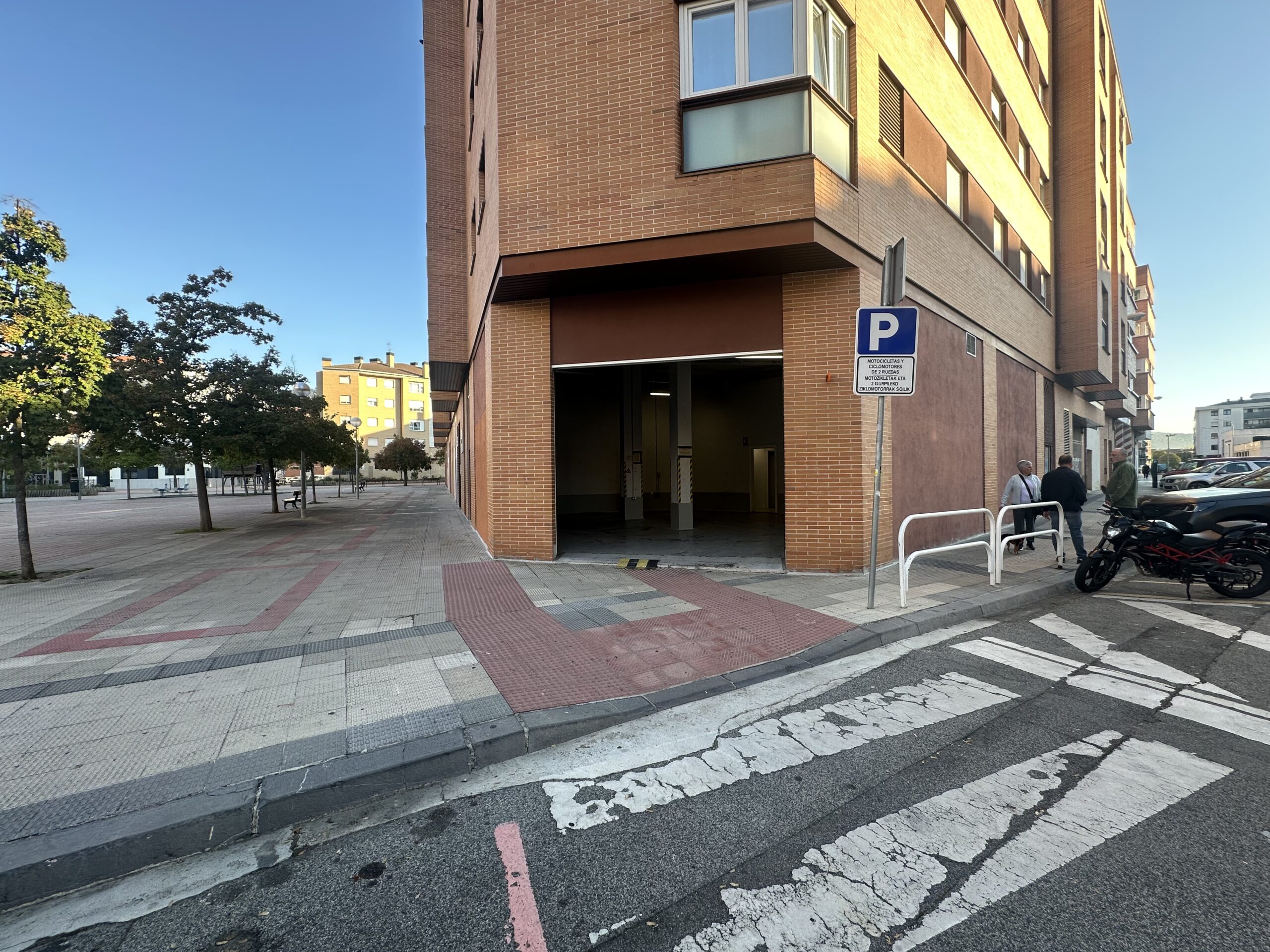 Puerta de entrada corredera del local comercial de la calle Uztarroz